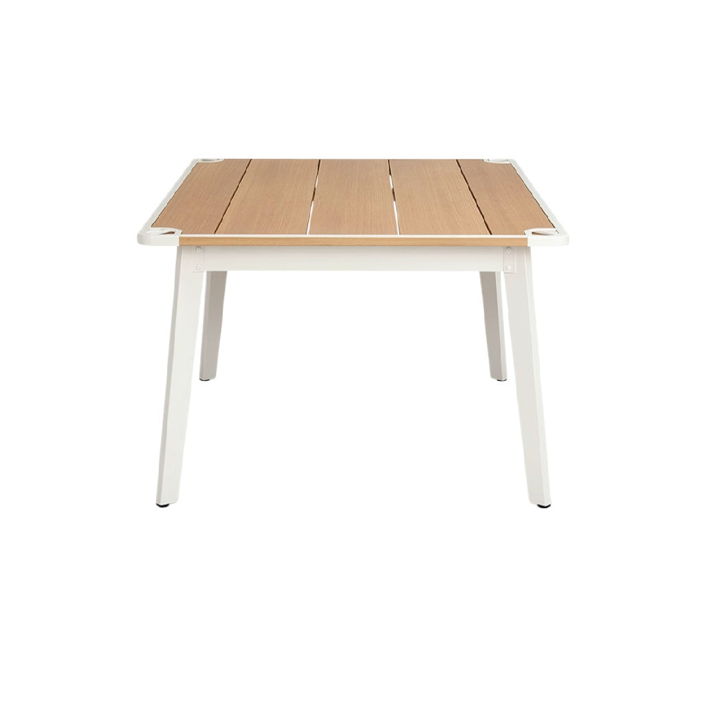 Moderne houten tafel met witte poten